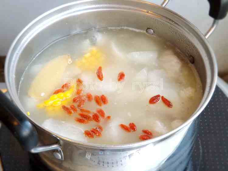 玉米萝卜排骨汤（ 美味的萝卜玉米炖排骨汤家常做法怎么做 ）