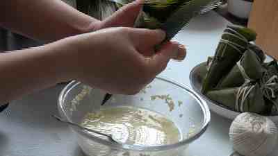 碱水粽子的做法（碱水粽子的传统做法）