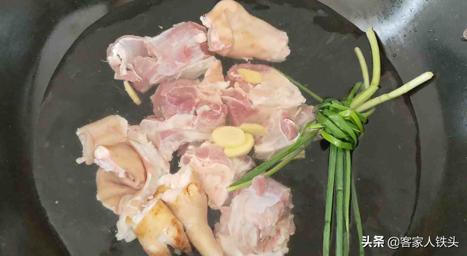 广东人煲羊肉汤就是好喝，配料简单汤鲜营养，一次煲一大锅不够喝