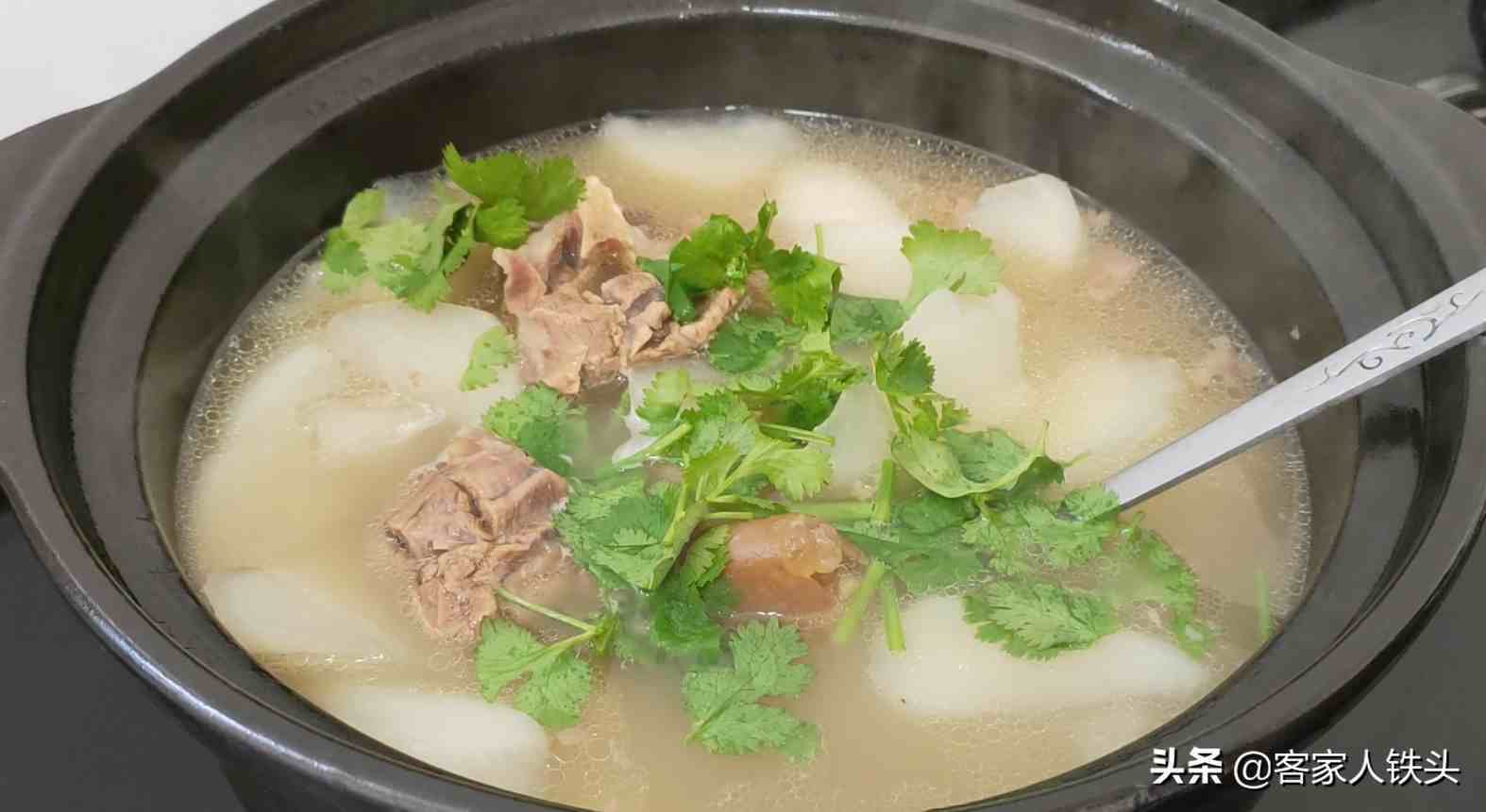 广东人煲羊肉汤就是好喝，配料简单汤鲜营养，一次煲一大锅不够喝