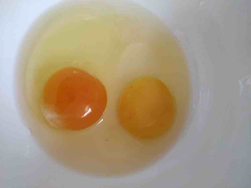 生鸡蛋能放多久(鸡蛋放两个月会怎么样)