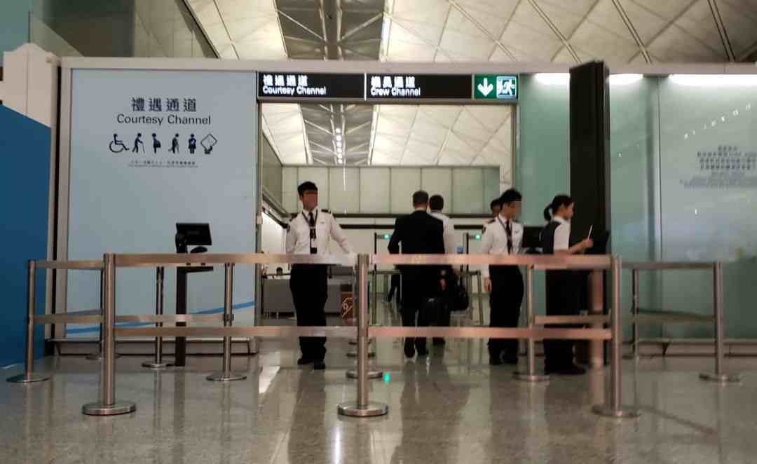 香港机场提前多久值机(香港机场最迟办理登机)