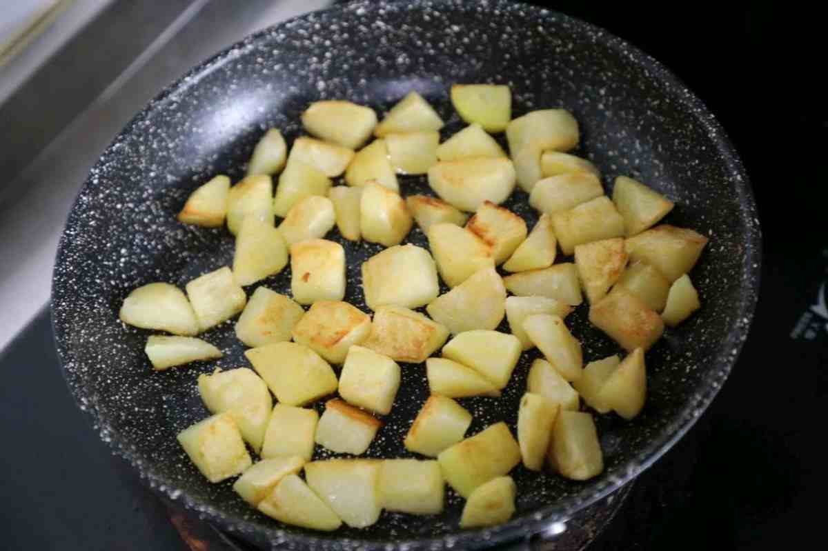 土豆煮多久(切成小块的土豆煮几分钟)