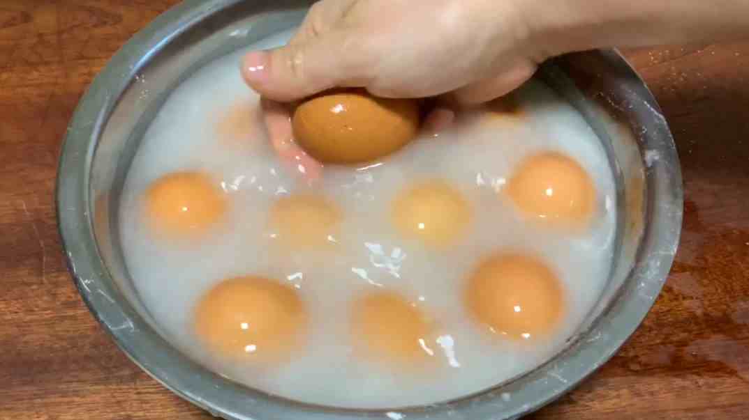 鸡蛋煮多久能熟(整个鸡蛋煮多久能熟)