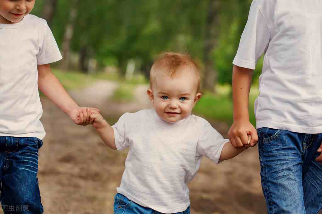 孩子走路晚是不是孩子发育有问题？应该怎么来帮助孩子学走路呢？