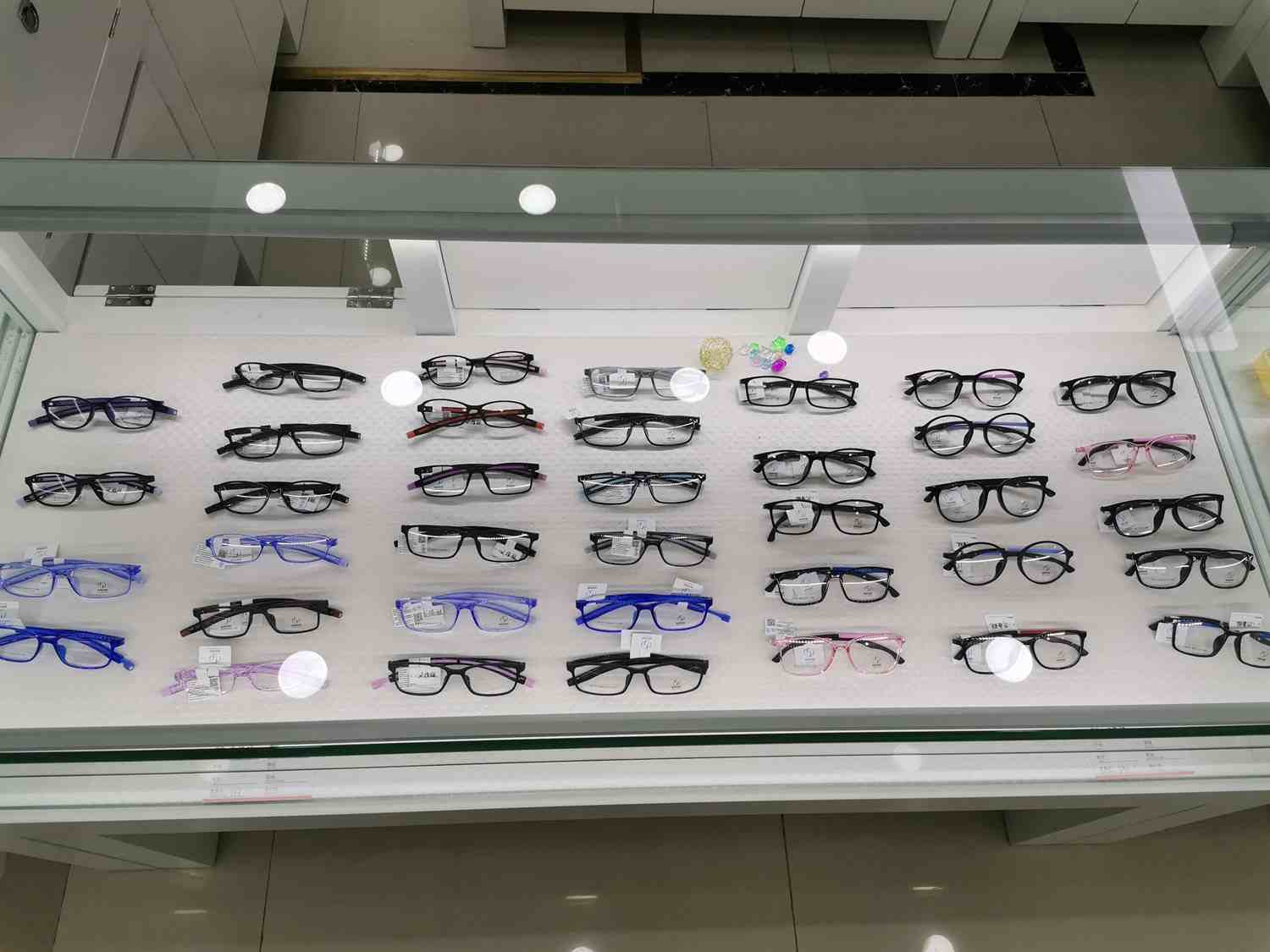 开眼镜店需要多少钱(眼镜店20平米怎么装修)
