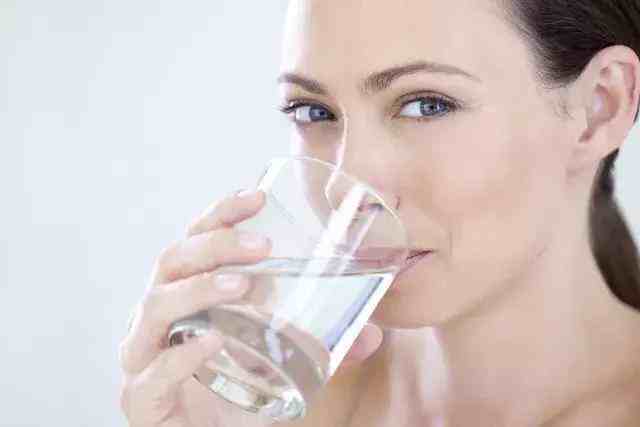 人正常一天喝多少水(长期喝水不足的危害)
