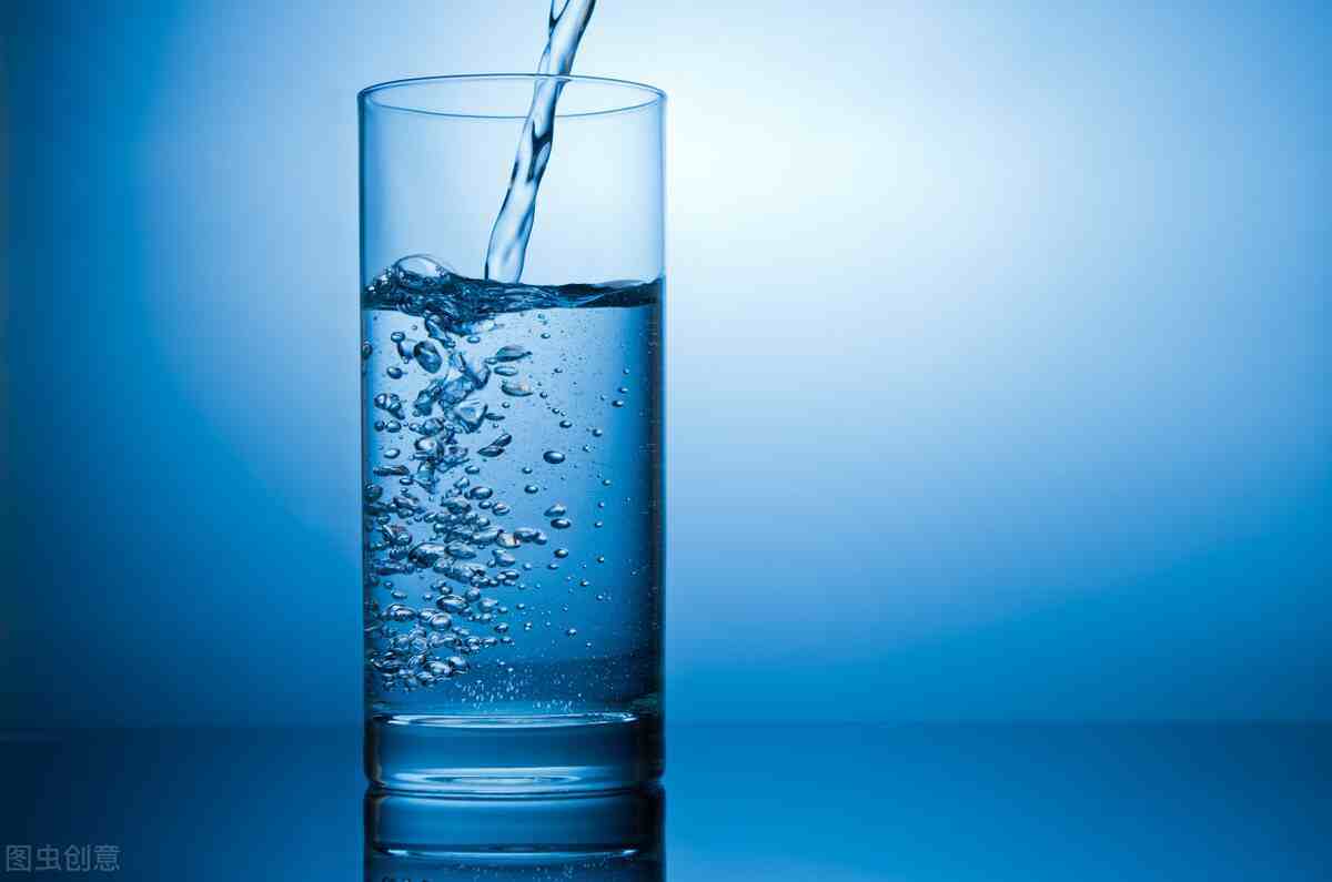 每天喝水多少毫升(一天8杯水一个月变化)