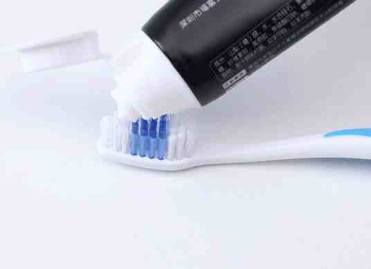 牙缝里总能抠出“臭白泥”？教你一招，刷牙比洗牙都干净