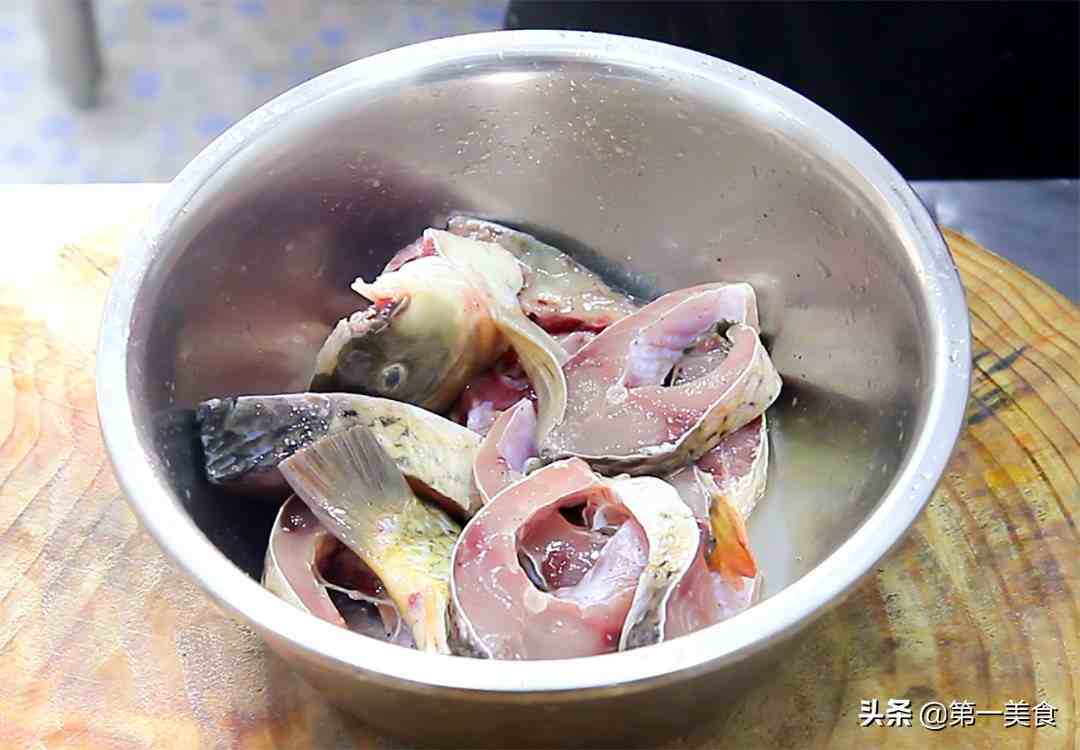 鯉魚燉豆腐怎樣做才入味,大廚教你竅門,魚肉鮮嫩多汁,香辣入味