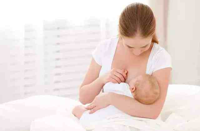 母乳宝宝喂奶间隔时间多长？很多妈妈搞不清楚，正确答案在这里