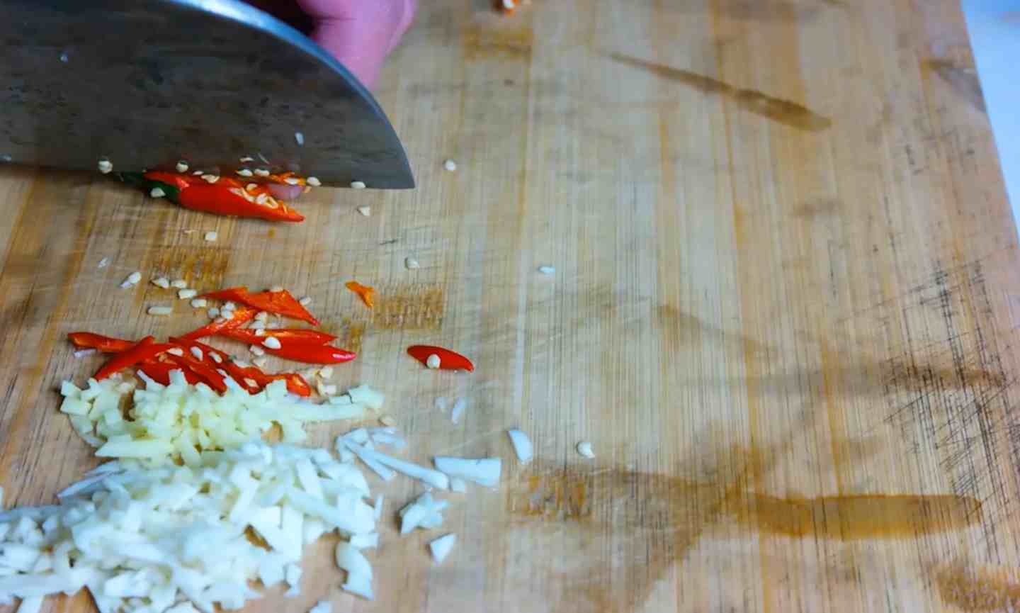 大厨教你在家自制腌萝卜，15分钟就能吃，开胃下饭，味道很赞