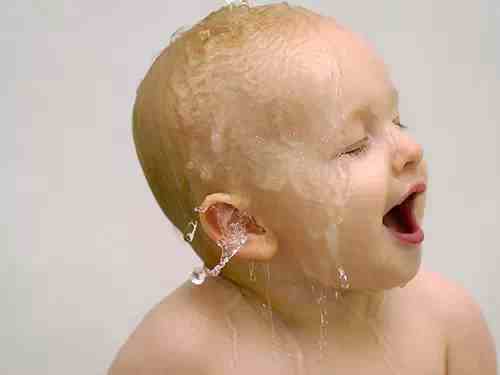 给宝宝洗澡是个大工程，那么宝宝冬天多久洗一次澡好呢？