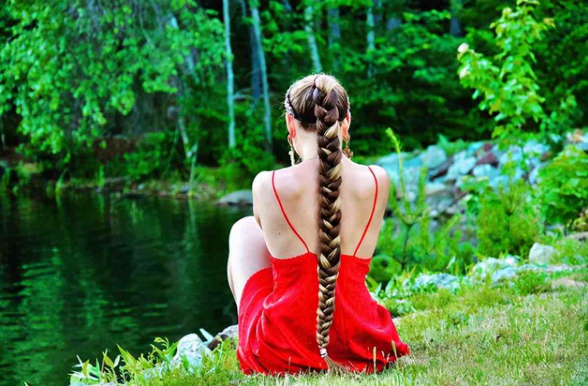 乌克兰美女因长发走红，留发十年长约1.4米，每次护理花费两小时