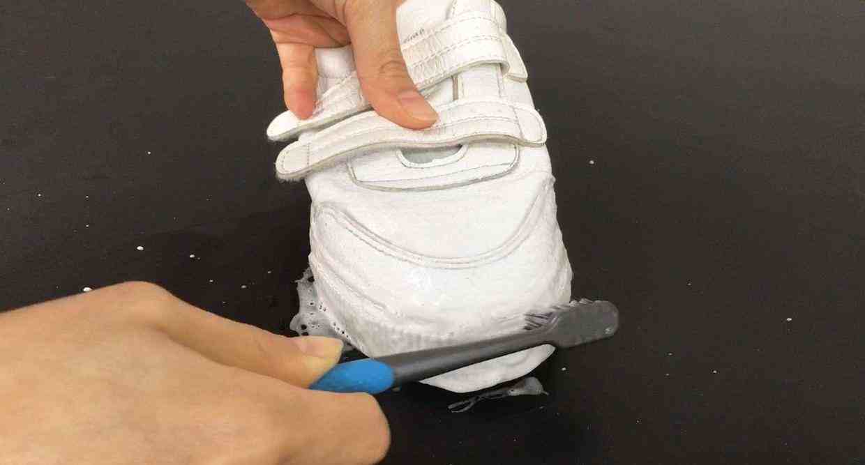 白鞋最容易脏了，不用水怎么变得干干净净，试试这招