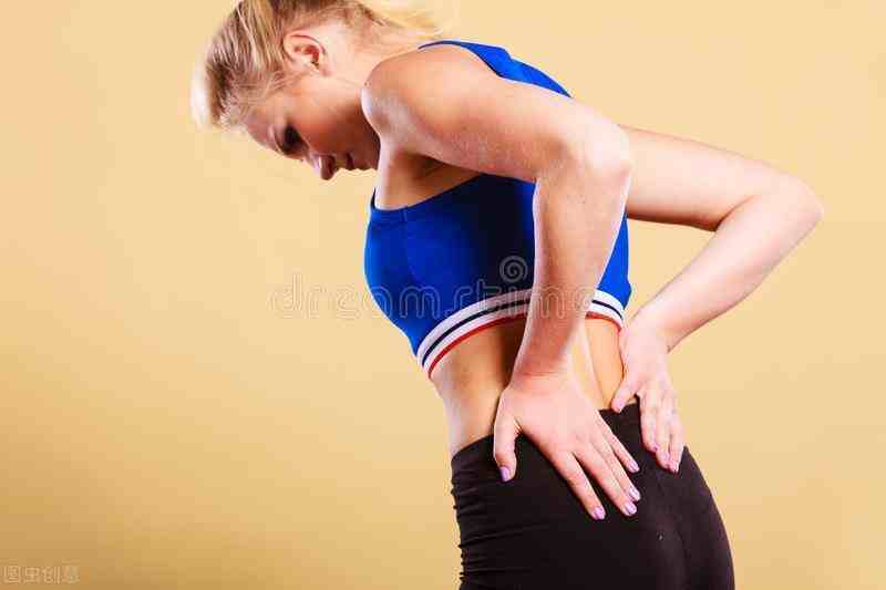 女性后背上半部分疼痛图片