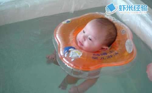 婴儿早教游泳对宝宝好吗__婴儿带脖圈游泳的危害