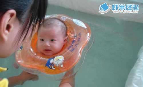 怎么样带婴儿宝宝游泳
