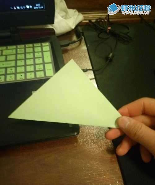 怎么用方纸折千纸鹤。