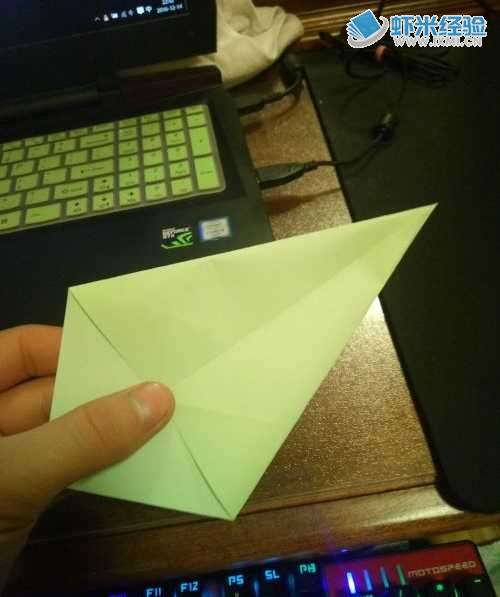 怎么用方纸折千纸鹤。