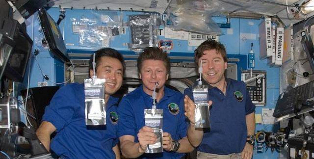 航天员在太空喝水__太空喝水的宇航员