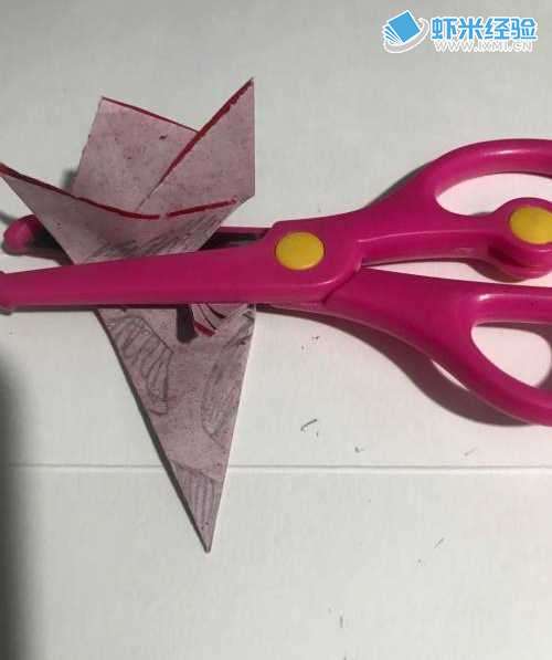 如何用彩纸裁剪一朵粗线条的小雉菊