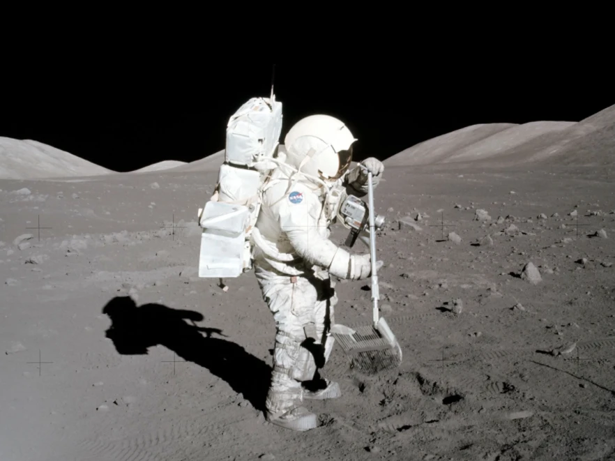我国月面着陆器可将 2 名航天员送达月面，登月服单次工作时间不小于 8 小时