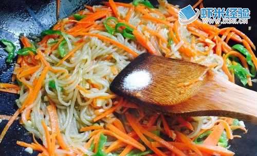 胡萝卜素炒粉条的做法——小白学做菜！