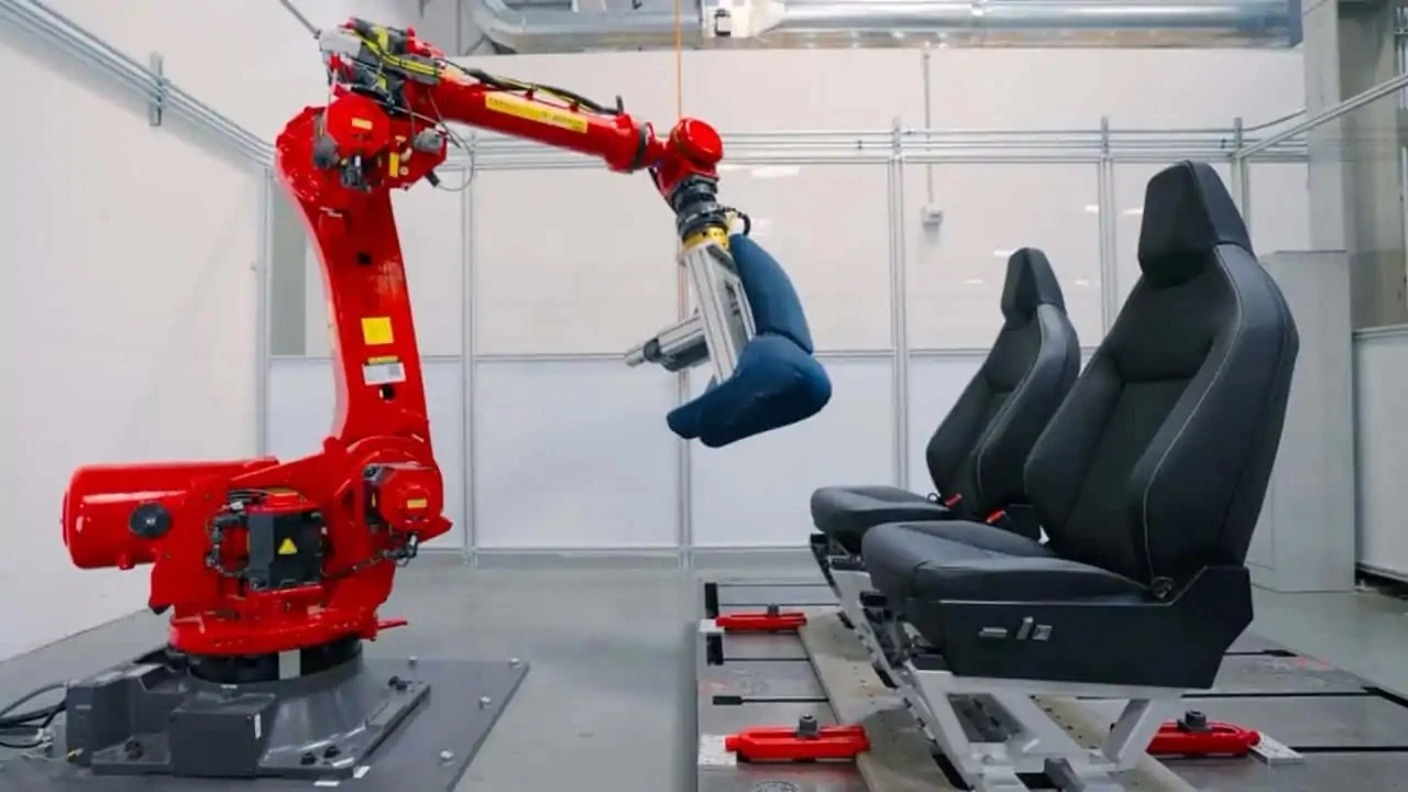 特斯拉公布 Cybertruck 前排座椅测试视频，机器人可循环执行 5 万次
