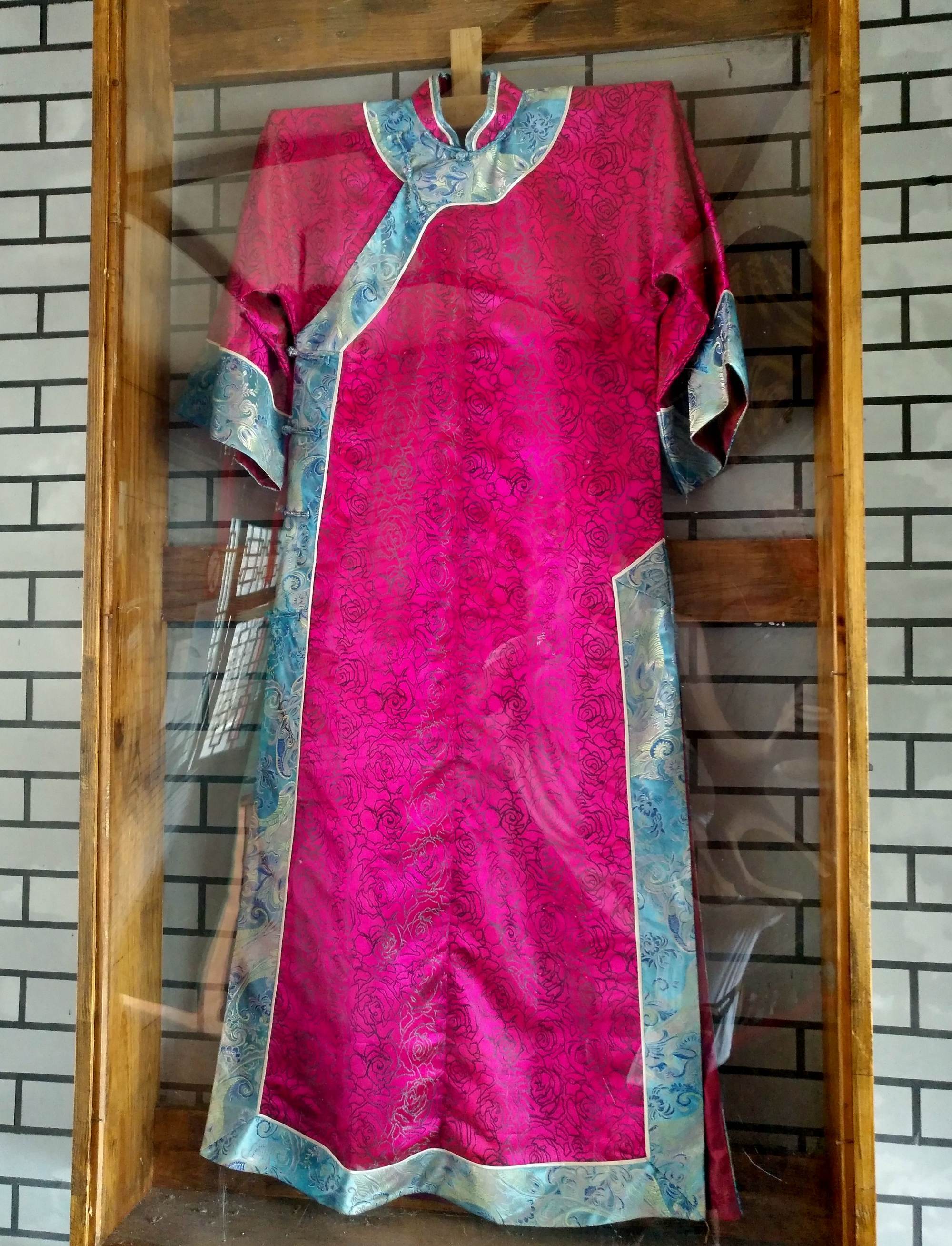 旗袍这种服装来源于什么族_旗袍民俗文化_