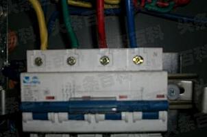 三相电源的线电压是指__三相电路中电源电压指的是