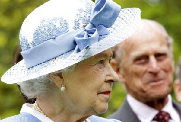 4月十七日英国女王老公视频__英国女王看到丈夫为自己站岗