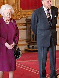 英国女王看到丈夫为自己站岗_4月十七日英国女王老公视频_