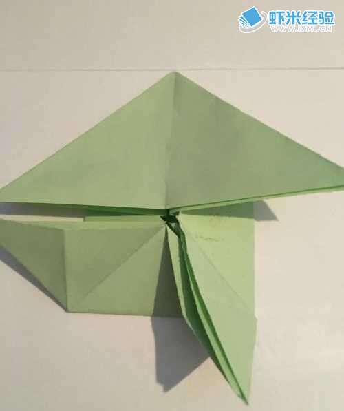 如何用彩纸折叠一只会向前蹦跳的青蛙