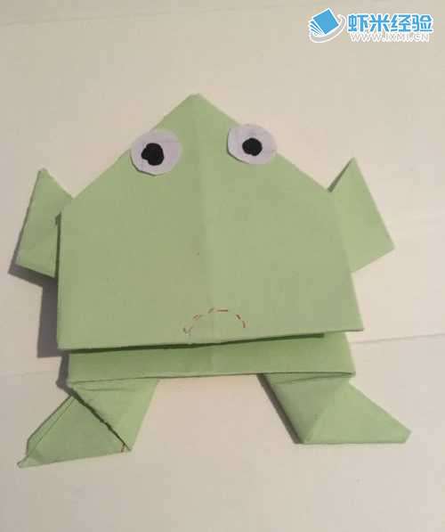 如何用彩纸折叠一只会向前蹦跳的青蛙