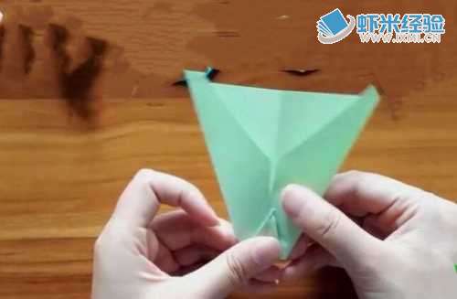 怎么用折纸折出飞机形状