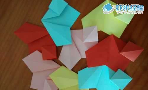 怎样用纸拼折出漂亮的纸花？