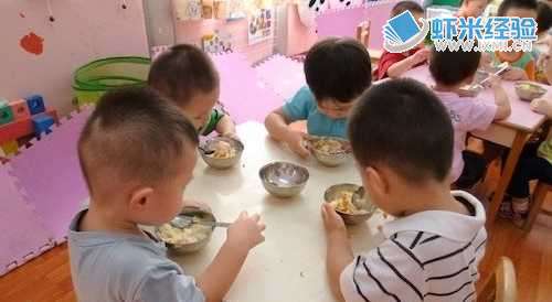 幼儿教师在组织幼儿进餐时该注意啥?